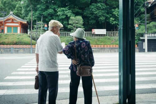 老伴临终他压抑忍泪，临床心理师：“哭泣并非懦弱，而是带你勇敢前行的力量”