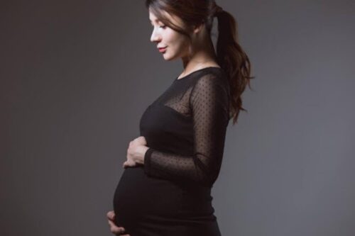 这世界对妈妈太严苛，谁能真心欣赏怀孕时的大肚蛙以及征战过的印记？