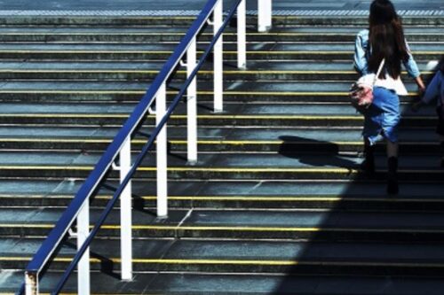 为了不让女儿复制阴郁人生，这位母亲离开这段隐忍 20 年的婚姻