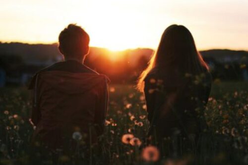 有伴侣就不能结交异性朋友？理解男女先天和后天的观点，以开放心态面对交友关系