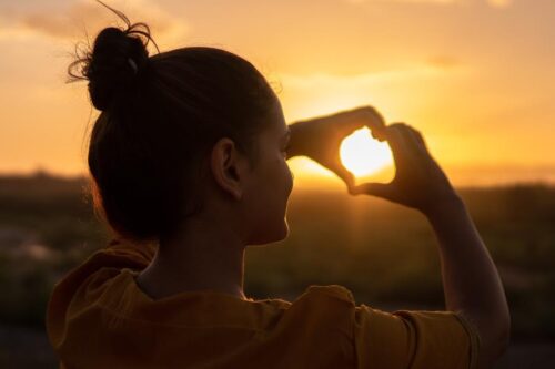 学习在恋爱中“自我肯定”！4 种经营心法抛开负面消极，从容掌握维系感情的秘诀