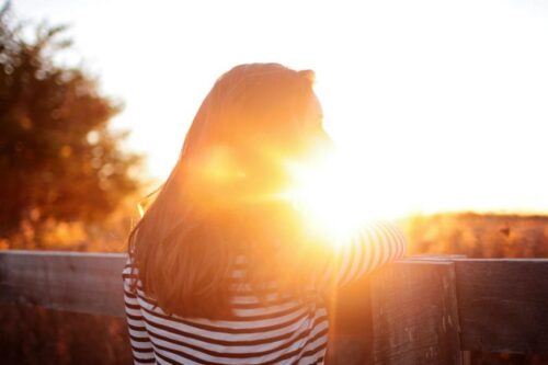 为自己留一段“独处”时光：时而脆弱、时而坚强，用自足感温柔地把空虚填满