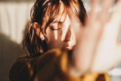 每个人的痛苦都很不一样，别轻易评价对方的感受：比起大声加油呐喊，更好的是肯定陪伴