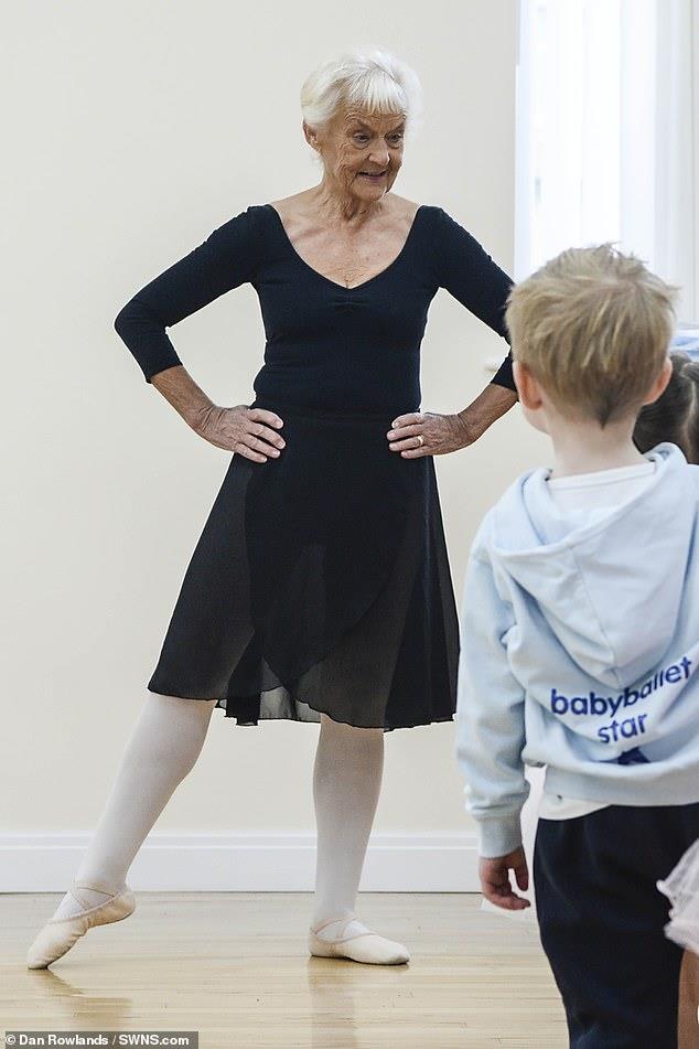 为了梦想能坚持多久?穿上舞衣、套上舞鞋,这位英国阿嬷活到 81 岁仍勇敢做芭蕾梦 内容图2 女神网-大潮社TV实时追踪属于女人新资讯的综合网站! 8462596-6586467-image-a-60_1547385531978.jpg