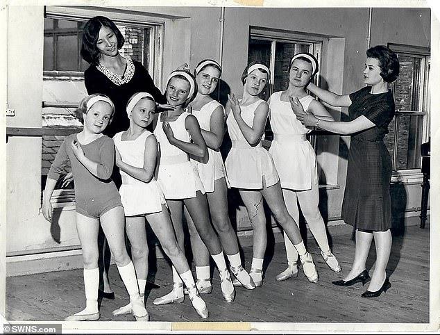 为了梦想能坚持多久?穿上舞衣、套上舞鞋,这位英国阿嬷活到 81 岁仍勇敢做芭蕾梦 内容图3 女神网-大潮社TV实时追踪属于女人新资讯的综合网站! 8462578-6586467-image-a-75_1547385693911.jpg