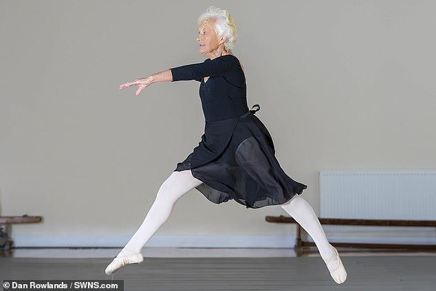 为了梦想能坚持多久?穿上舞衣、套上舞鞋,这位英国阿嬷活到 81 岁仍勇敢做芭蕾梦 内容图4 女神网-大潮社TV实时追踪属于女人新资讯的综合网站! 8462620-6586467-image-a-61_1547385550468.jpg