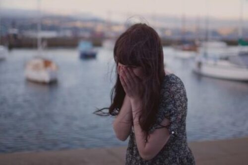 与自己和好如初：我们都“不必为悲伤感到抱歉”，一齐走上修复心碎的自我疗愈之路