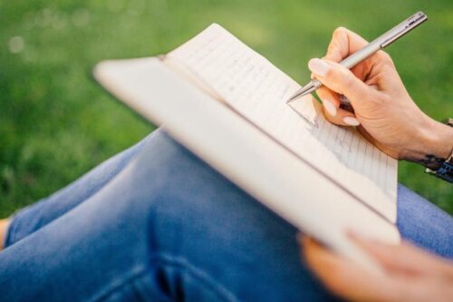 把访谈当做学术研究：《像我这样的一个记者》何以用纯粹锐利的双眼，临摹他人望眼欲穿的真相