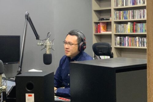 坚持一份有使命感的任务：挥别传统“广播”刻板印象，他化身为听众发声的使者