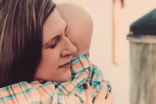 “宝贝，你不需要再和癌症战斗了！”她放弃急救，决定和孩子用笑容度过最后的时光