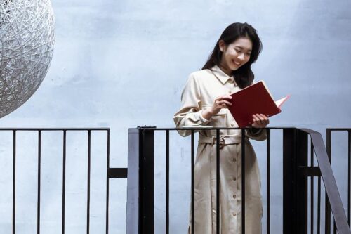 用阅读整理繁乱的思绪。适合待在家品味的 4 本日系书单：让细腻文字和平凡故事抚慰心灵