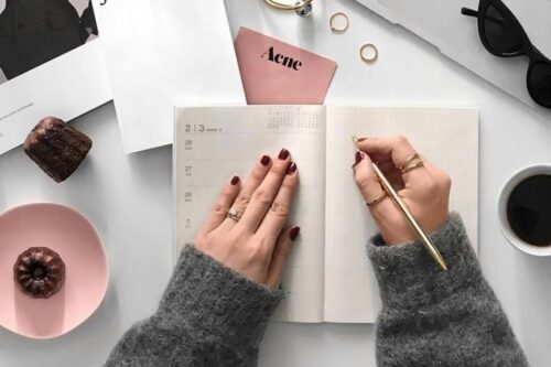 居家防疫期的自我省思：别再跟风批判！把重心回到自己身上，试着向内心发问这 4 个问题