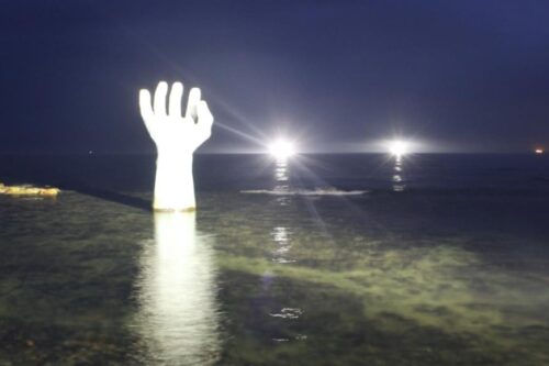 相遇是为了分离：短暂的人际关系宛如一抹充满希望的命运碎片，瓦解后只剩唏嘘