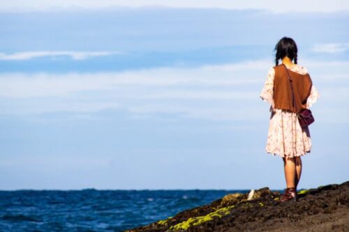 戏剧促使人往现场一探究竟的好奇：在《谁是被害者》的那处悬崖，感受主角心境反思自我人生定义