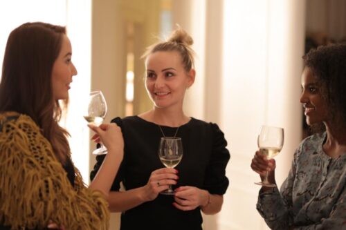 聊天时最基本的礼貌，是不让他人感到窘迫：善用正向引导式发问，用谈话为关系添加温度