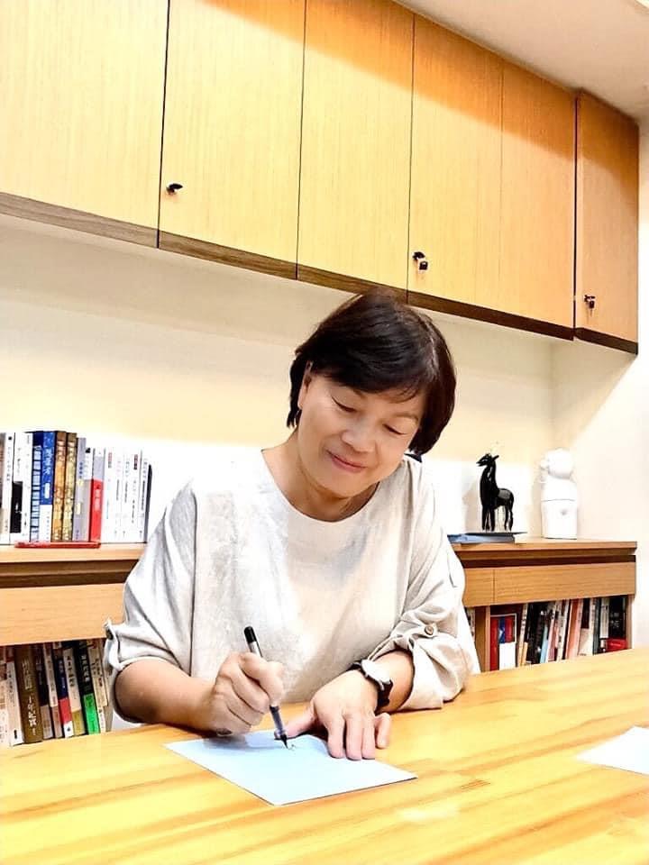 “每个时代,都需要能高举野火的人”:重读龙应台《野火集》,看个中深思与明辨如何启蒙当代人心 内容图3 女神网-大潮社TV实时追踪属于女人新资讯的综合网站! “每个时代,都需要能高举野火的人”:重读龙应台《野火集》,看个中深思与明辨如何启蒙当代人心 心灵励志 图3张