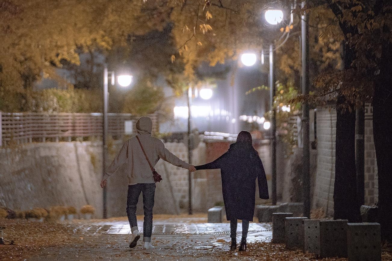 职场女性必看!《罗曼史是别册附录》李奈映演出 37 岁单亲妈妈二度就业的心声 内容图7 女神网-大潮社TV实时追踪属于女人新资讯的综合网站! Lee Na-young and Lee Jong-suk in Romance is a Bonus Book (Photo Courtesy of Netflix)