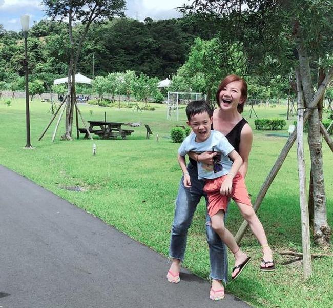 化歌声为后盾相伴左右,梁静茹:“幸好有这些歌曲,记录最初的美好阶段” 内容图3 女神网-大潮社TV实时追踪属于女人新资讯的综合网站! FotoJet (34)