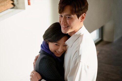 夯剧《夫妇的世界》点出出轨者心态：“难道一次爱两个人，不可以吗？”