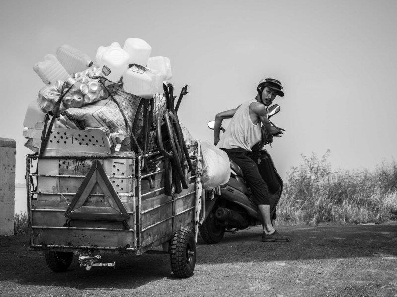 在黑白画面中咀嚼真实。《大佛普拉斯》:“连捧饭碗都没有力气了,哪里还有空去说公平正义!” 内容图2 女神网-大潮社TV实时追踪属于女人新资讯的综合网站! 在黑白画面中咀嚼真实。《大佛普拉斯》:“连捧饭碗都没有力气了,哪里还有空去说公平正义!” 影视娱乐 图2张