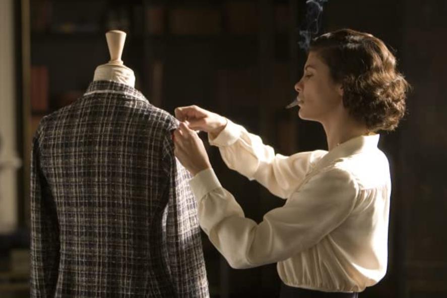 《时尚先锋香奈儿》:“要能无可取代,就必须与众不同”,原来真正的奢侈品是独立思考且敢于行动的能力 内容图3 女神网-大潮社TV实时追踪属于女人新资讯的综合网站! 《时尚先锋香奈儿》:“要能无可取代,就必须与众不同”,原来真正的奢侈品是独立思考且敢于行动的能力 影视娱乐 图3张