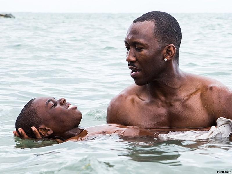 《月光下的蓝色男孩》:原生家庭与性向歧视的悲哀,用自我追寻写下影史经典 内容图2 女神网-大潮社TV实时追踪属于女人新资讯的综合网站! 《月光下的蓝色男孩》:原生家庭与性向歧视的悲哀,用自我追寻写下影史经典 影视娱乐 图2张