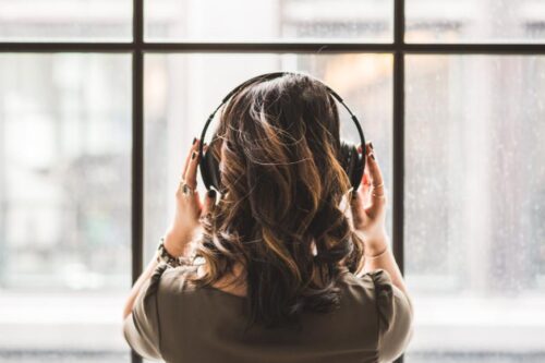 摆脱 WFH 带来的隐形压力，透过山脉森林音乐、放松慵懒歌曲抚慰疲惫心灵