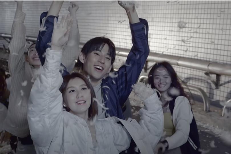 简单的最深刻。听白安《白色》刻划爱情:爱是看见你的丑陋和不堪,却仍然愿意紧抱你 内容图4 女神网-大潮社TV实时追踪属于女人新资讯的综合网站! 简单的最深刻。听白安《白色》刻划爱情:爱是看见你的丑陋和不堪,却仍然愿意紧抱你 影视娱乐 图4张