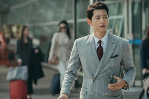 宋仲基西装穿搭帅气回归！《黑道律师文森佐》：“在黑手党的华丽冷血中，伸张恶止恶的无赖正义”