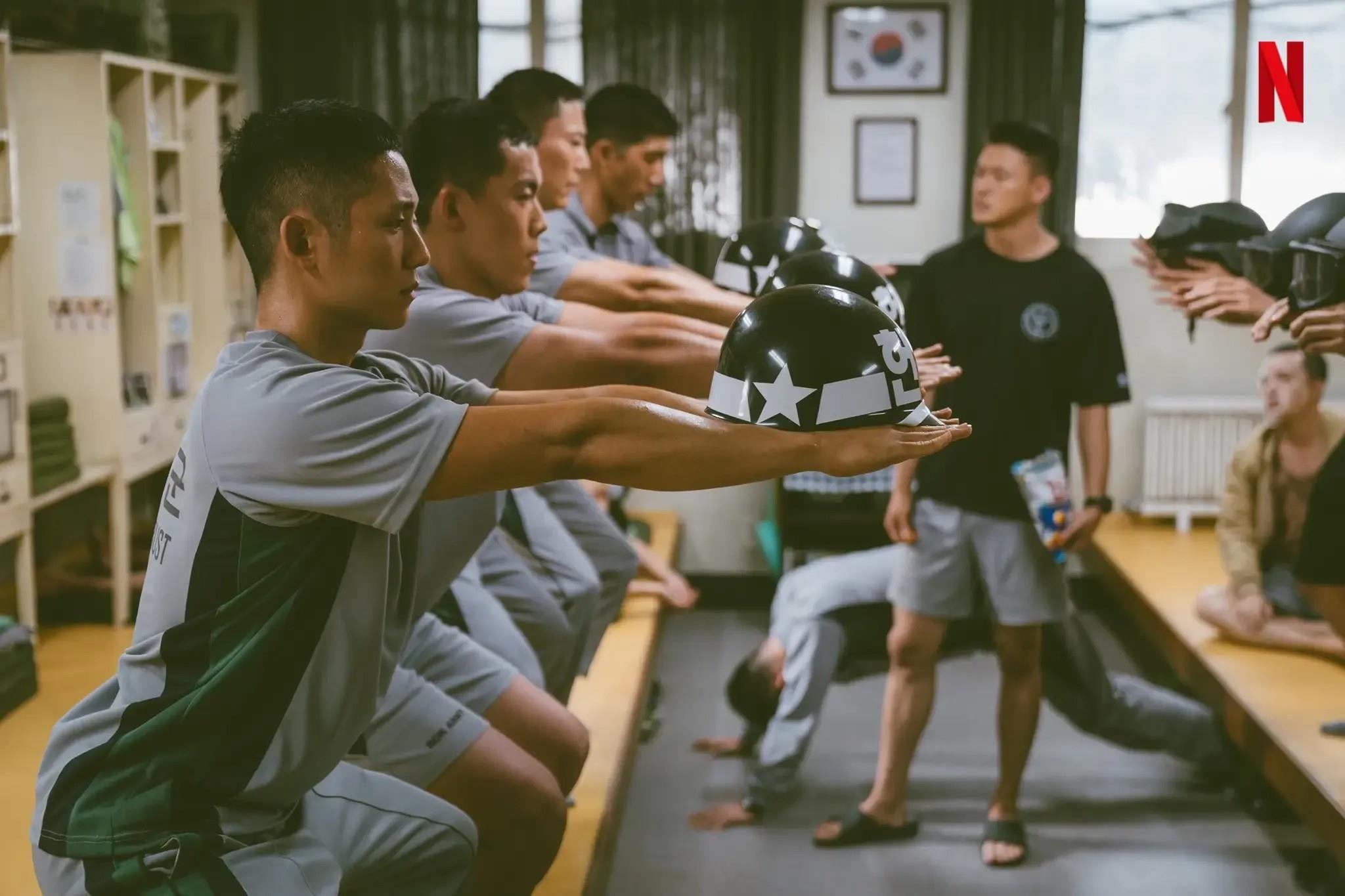 “国民年下男”丁海寅主演。《D.P:逃兵追缉令》:缉捕逃兵的惊心动魄,掀开军中霸凌丑陋的话题韩剧 内容图2 女神网-大潮社TV实时追踪属于女人新资讯的综合网站! “国民年下男”丁海寅主演。《D.P:逃兵追缉令》:缉捕逃兵的惊心动魄,掀开军中霸凌丑陋的话题韩剧 影视娱乐 图2张