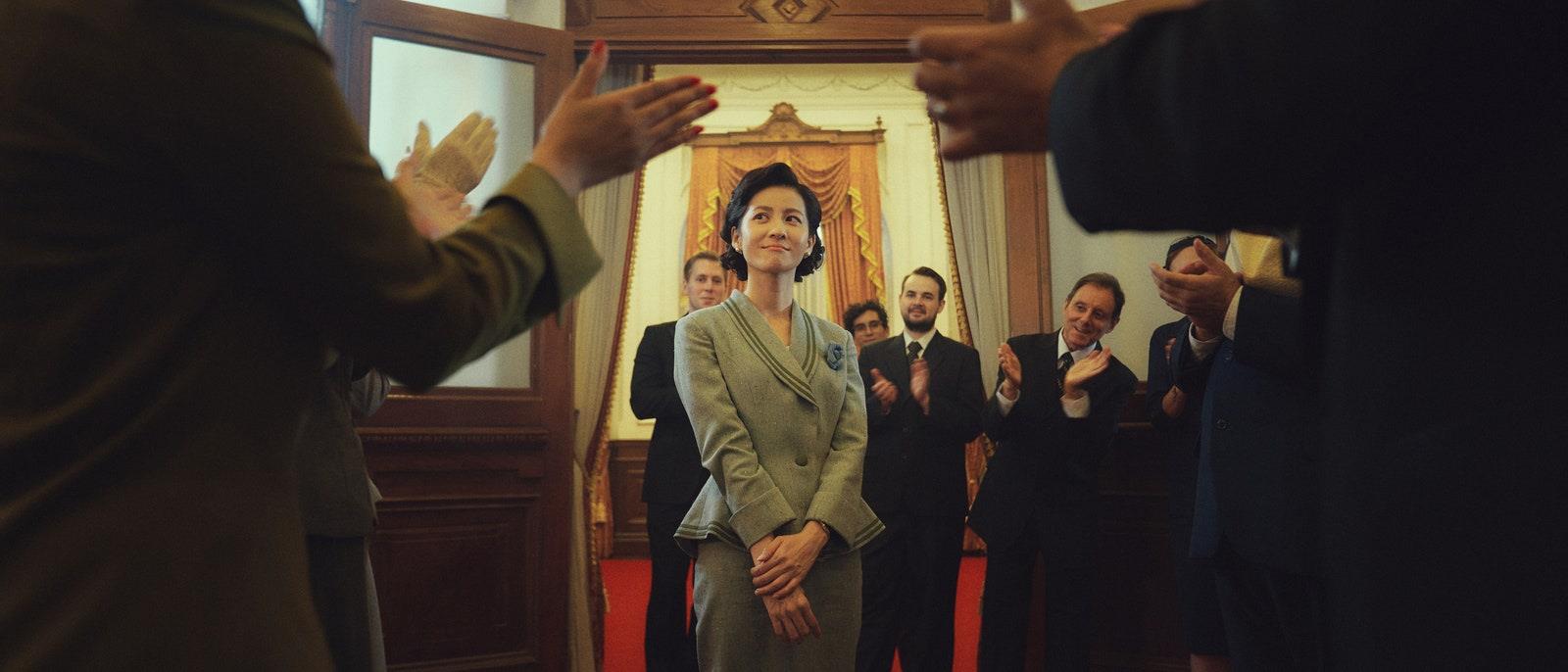 《茶金》“正是伤口让你和别人不同”:在动荡不安的时代,走出自己的芬芳之路 内容图3 女神网-大潮社TV实时追踪属于女人新资讯的综合网站! 《茶金》“正是伤口让你和别人不同”:在动荡不安的时代,走出自己的芬芳之路 影视娱乐 图3张