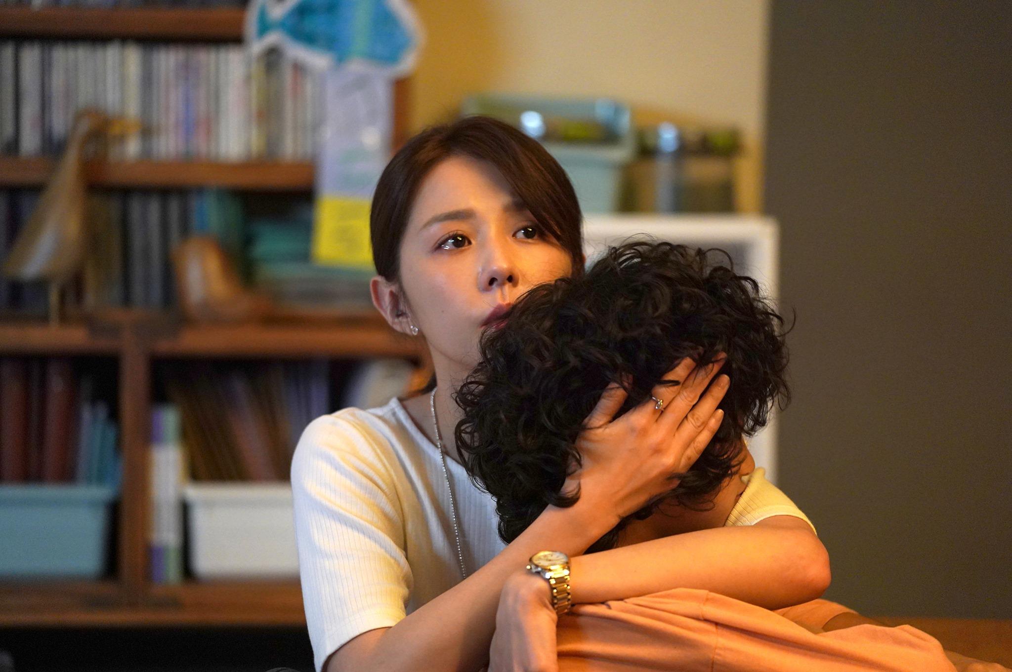 Netflix《比悲伤更悲伤的故事:影集版》:延展堆叠的悲伤哀痛,治愈每个在人生途中的艰苦爬行伤者 内容图3 女神网-大潮社TV实时追踪属于女人新资讯的综合网站! Netflix《比悲伤更悲伤的故事:影集版》:延展堆叠的悲伤哀痛,治愈每个在人生途中的艰苦爬行伤者 影视娱乐 图3张