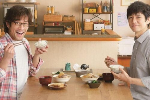 西岛秀俊、内野圣阳主演。《电影版 昨日的美食》：在日常的菜色佳肴之间，串连大叔们的憨厚爱恋