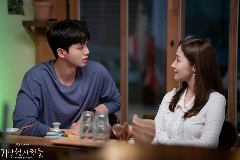 韩国首部气象题材浪漫剧集《气象厅的人们》:宋江、朴敏英演出办公室恋情的残酷现实! 内容图3 女神网-大潮社TV实时追踪属于女人新资讯的综合网站! 韩国首部气象题材浪漫剧集《气象厅的人们》:宋江、朴敏英演出办公室恋情的残酷现实! 影视娱乐 图3张