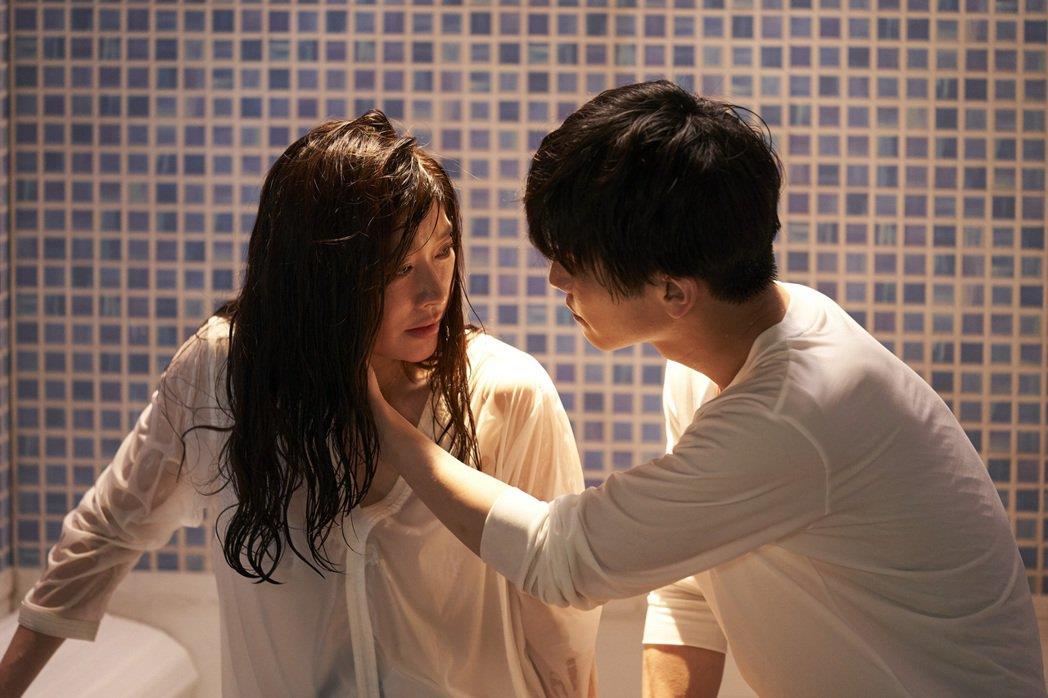 Netflix 限制级日本剧集《金鱼妻》:“男人的出轨可以推卸给本能,女人就必须承担悲情的故事?” 内容图2 女神网-大潮社TV实时追踪属于女人新资讯的综合网站! Netflix 限制级日本剧集《金鱼妻》:“男人的出轨可以推卸给本能,女人就必须承担悲情的故事?” 影视娱乐 图2张