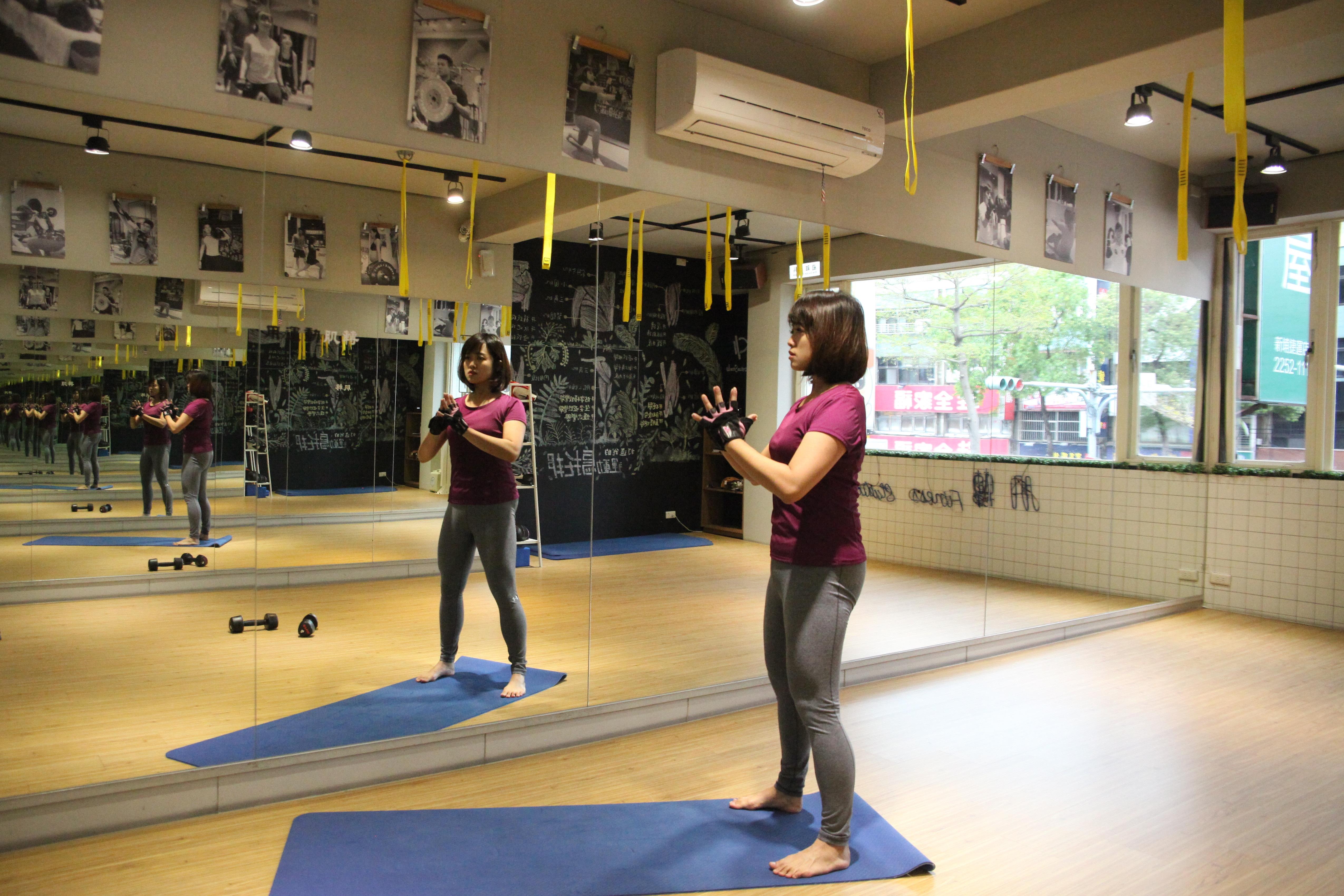 练出你的蜜桃臀!3 组深蹲运动,逆天美腿与俏臀的养成术 内容图2 女神网-大潮社TV实时追踪属于女人新资讯的综合网站! 练出你的蜜桃臀!3 组深蹲运动,逆天美腿与俏臀的养成术 健康养生 图2张