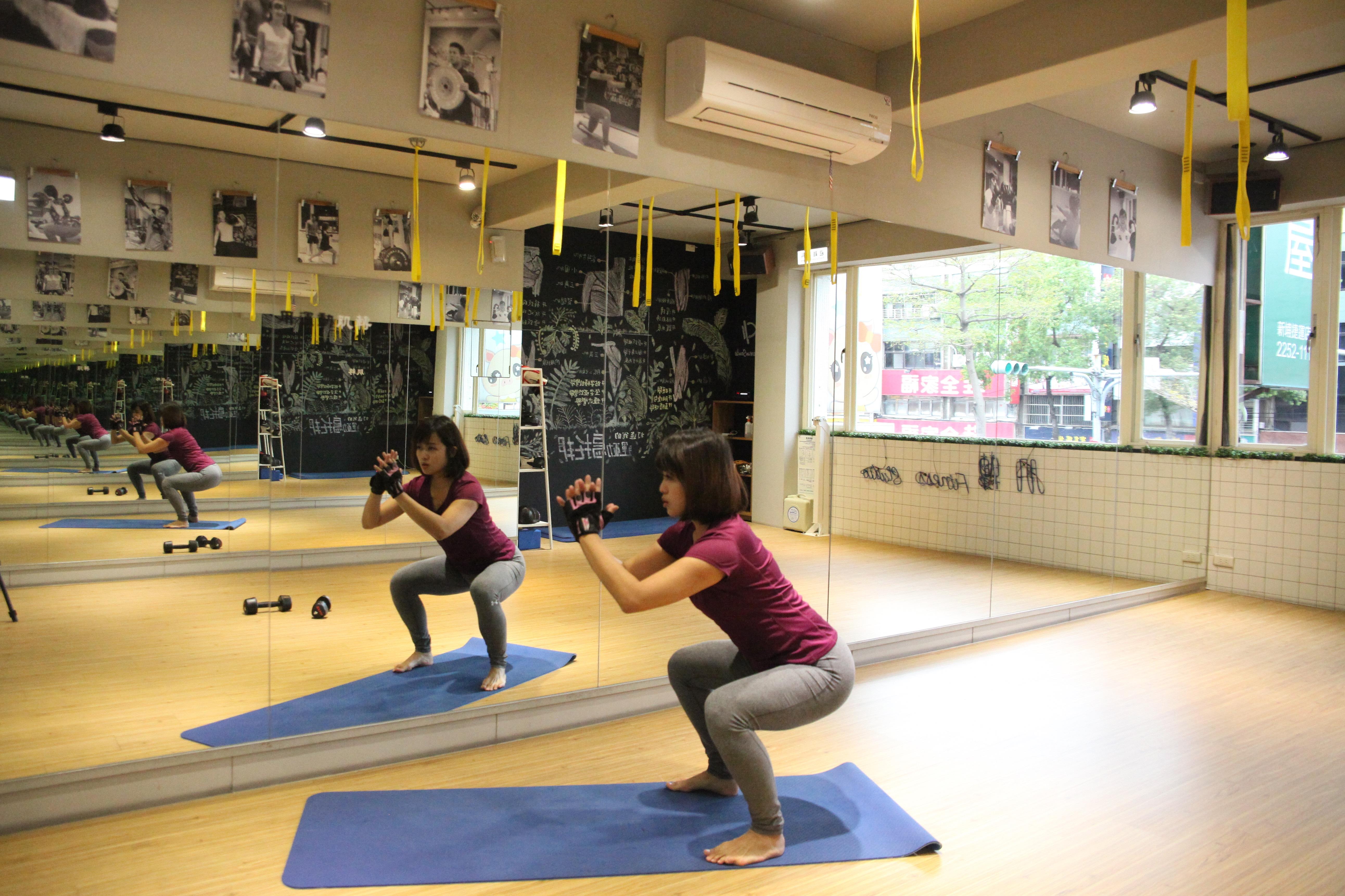 练出你的蜜桃臀!3 组深蹲运动,逆天美腿与俏臀的养成术 内容图3 女神网-大潮社TV实时追踪属于女人新资讯的综合网站! 练出你的蜜桃臀!3 组深蹲运动,逆天美腿与俏臀的养成术 健康养生 图3张