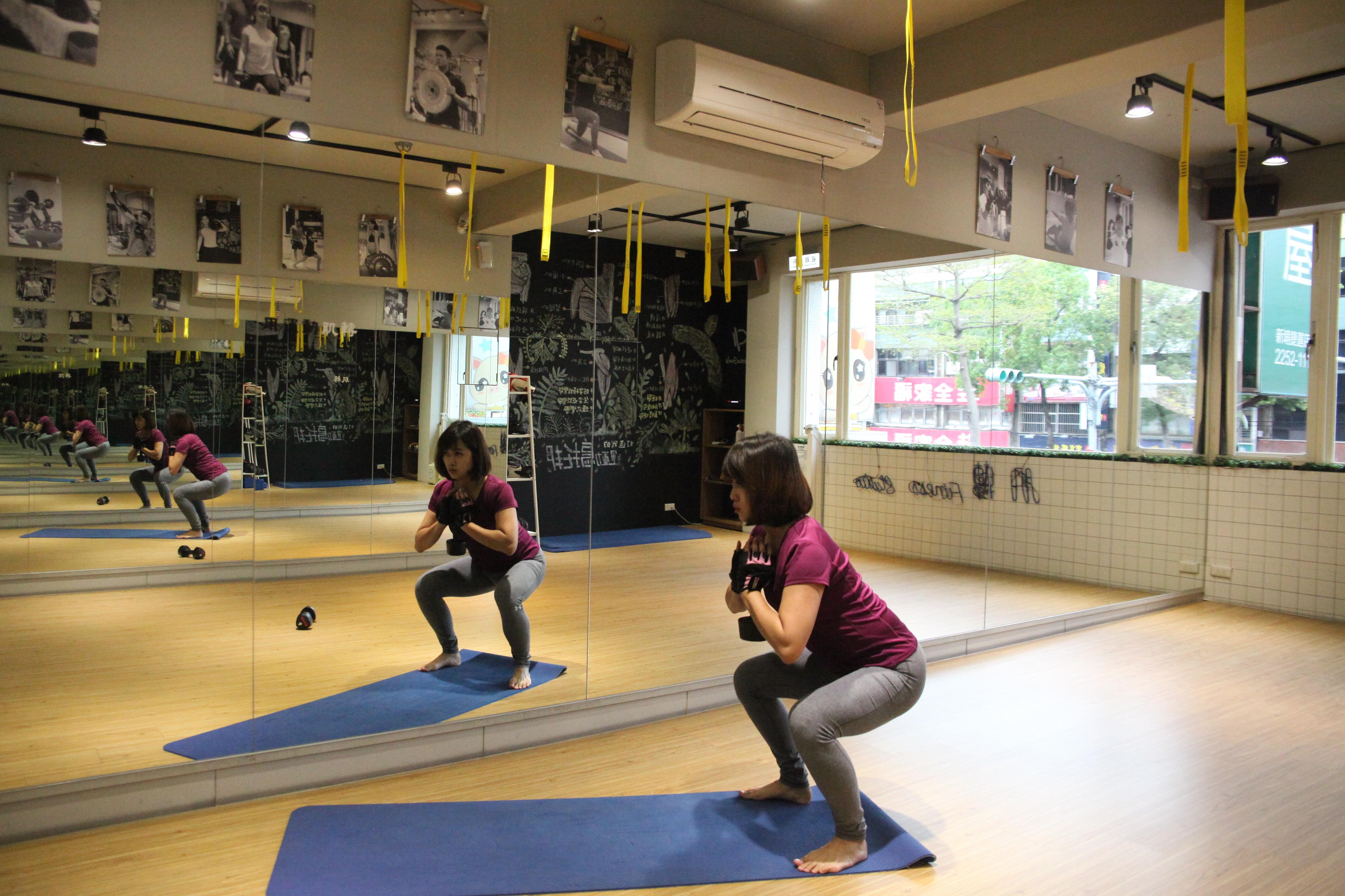 练出你的蜜桃臀!3 组深蹲运动,逆天美腿与俏臀的养成术 内容图4 女神网-大潮社TV实时追踪属于女人新资讯的综合网站! 练出你的蜜桃臀!3 组深蹲运动,逆天美腿与俏臀的养成术 健康养生 图4张