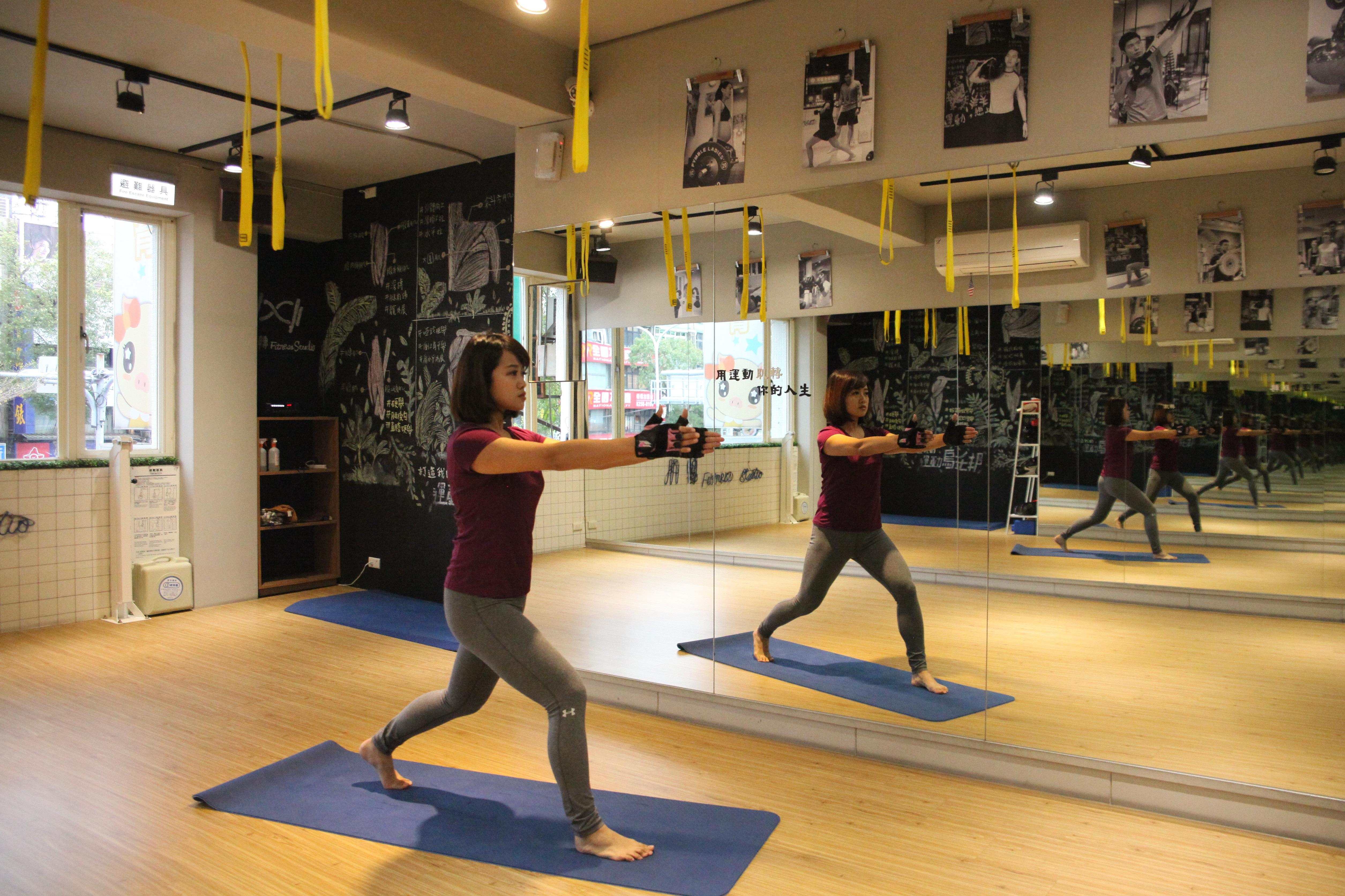 练出你的蜜桃臀!3 组深蹲运动,逆天美腿与俏臀的养成术 内容图5 女神网-大潮社TV实时追踪属于女人新资讯的综合网站! 练出你的蜜桃臀!3 组深蹲运动,逆天美腿与俏臀的养成术 健康养生 图5张