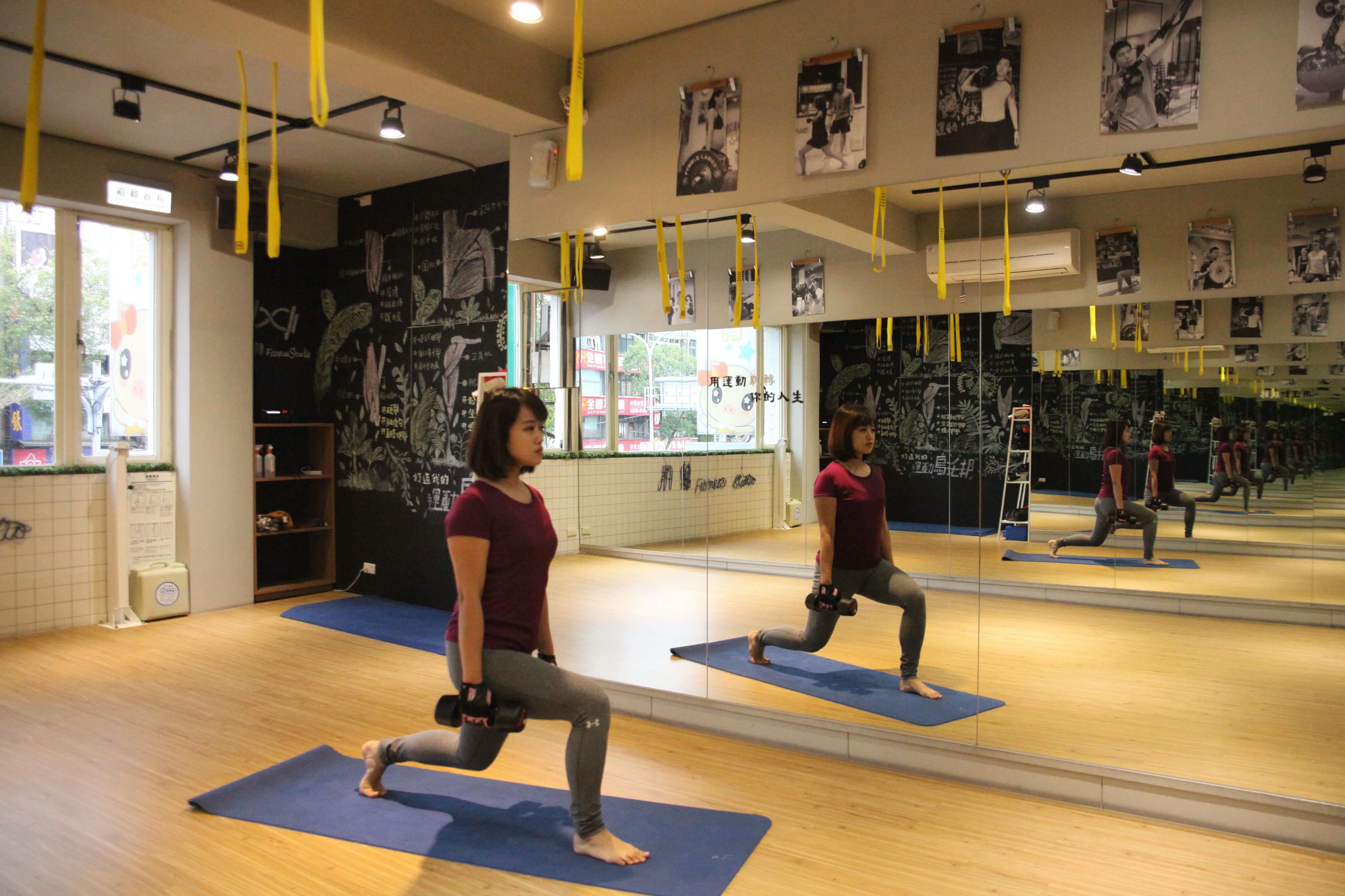 练出你的蜜桃臀!3 组深蹲运动,逆天美腿与俏臀的养成术 内容图7 女神网-大潮社TV实时追踪属于女人新资讯的综合网站! 练出你的蜜桃臀!3 组深蹲运动,逆天美腿与俏臀的养成术 健康养生 图7张