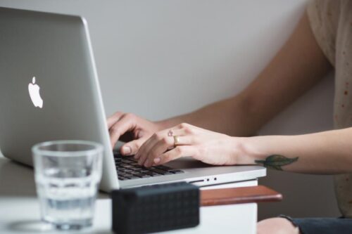 【办公室健康】喝水学问大！过与不及都不对，一天 8 杯刚刚好