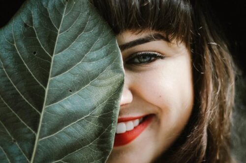 比戴牙套、冷光美白更自然的美牙技术！用全瓷冠贴片展露自信迷人笑容