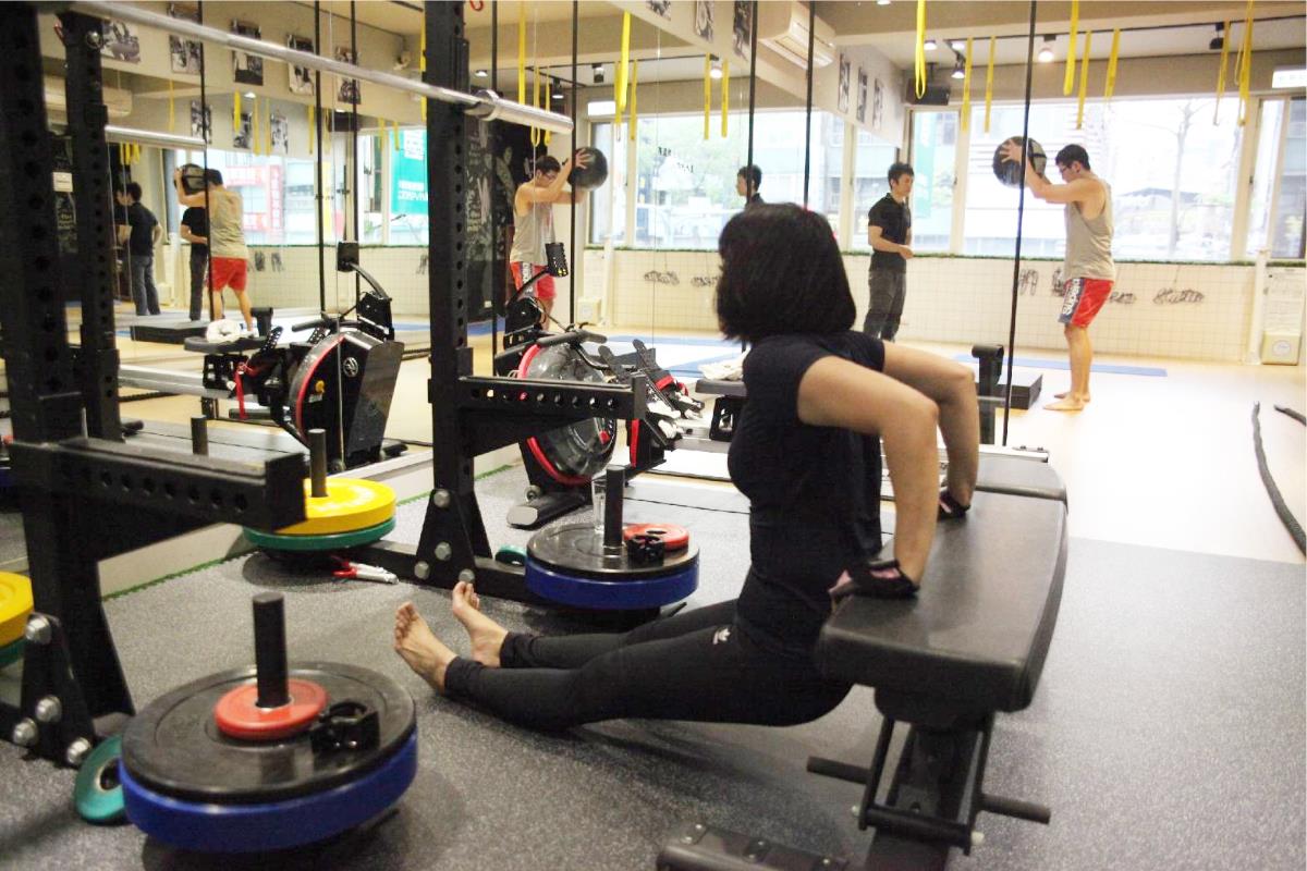 轻松驾驭小可爱、削肩背心!3 组夏天必做消除掰掰袖训练,打造迷人手臂线条 内容图6 女神网-大潮社TV实时追踪属于女人新资讯的综合网站! 轻松驾驭小可爱、削肩背心!3 组夏天必做消除掰掰袖训练,打造迷人手臂线条 健康养生 图6张