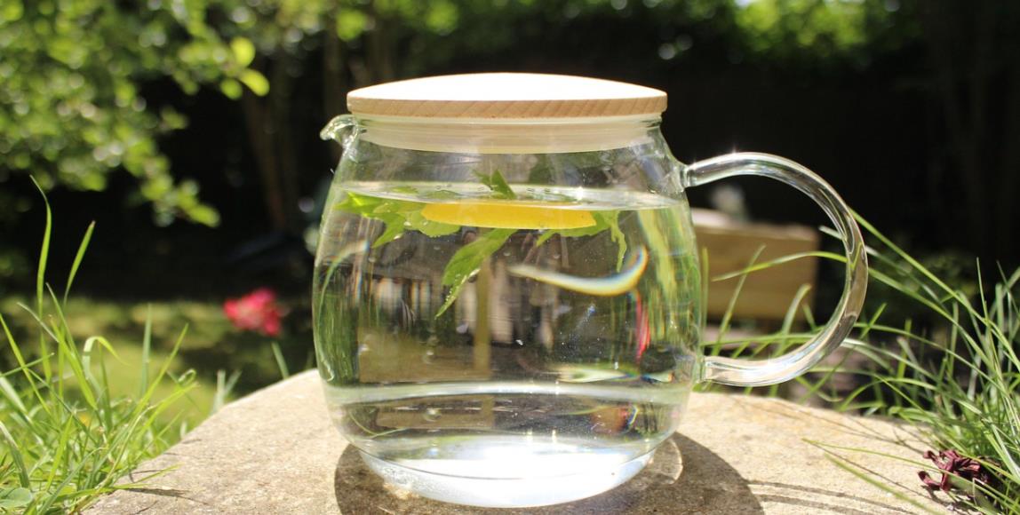 喝冰水促进新陈代谢?美国学者研究:“这跟身体的恒温机制有关!” 内容图1 女神网-大潮社TV实时追踪属于女人新资讯的综合网站! 喝冰水促进新陈代谢?美国学者研究:“这跟身体的恒温机制有关!” 健康养生 图1张