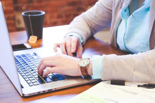 手指弯曲疼痛难耐，是中风前兆？复健科医师：“小心‘板机指’的发生！”