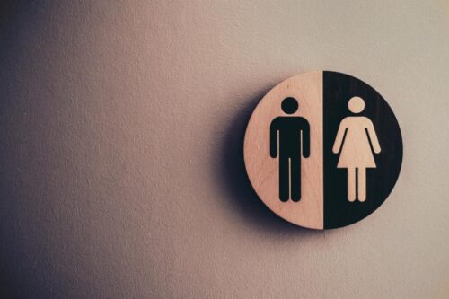 一天跑 20 几次厕所？医师解释：“有可能是‘职场适应障碍’惹的祸”