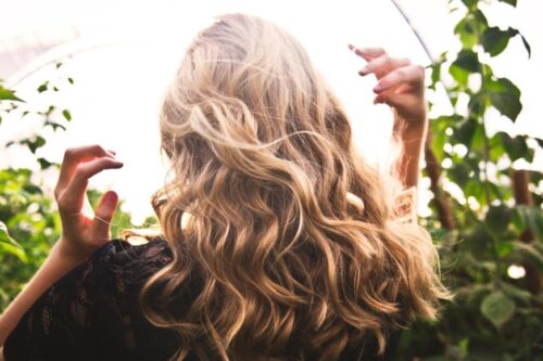 头皮油、狂掉发该怎么办？！医生：“熬夜可能影响异常落发，甚至使更年期提前”