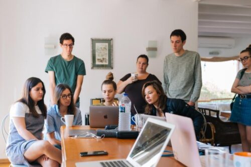 【办公室健康】给久坐一族：简文仁物理治疗师自创腰酸背痛缓解操，坐着也可以做！