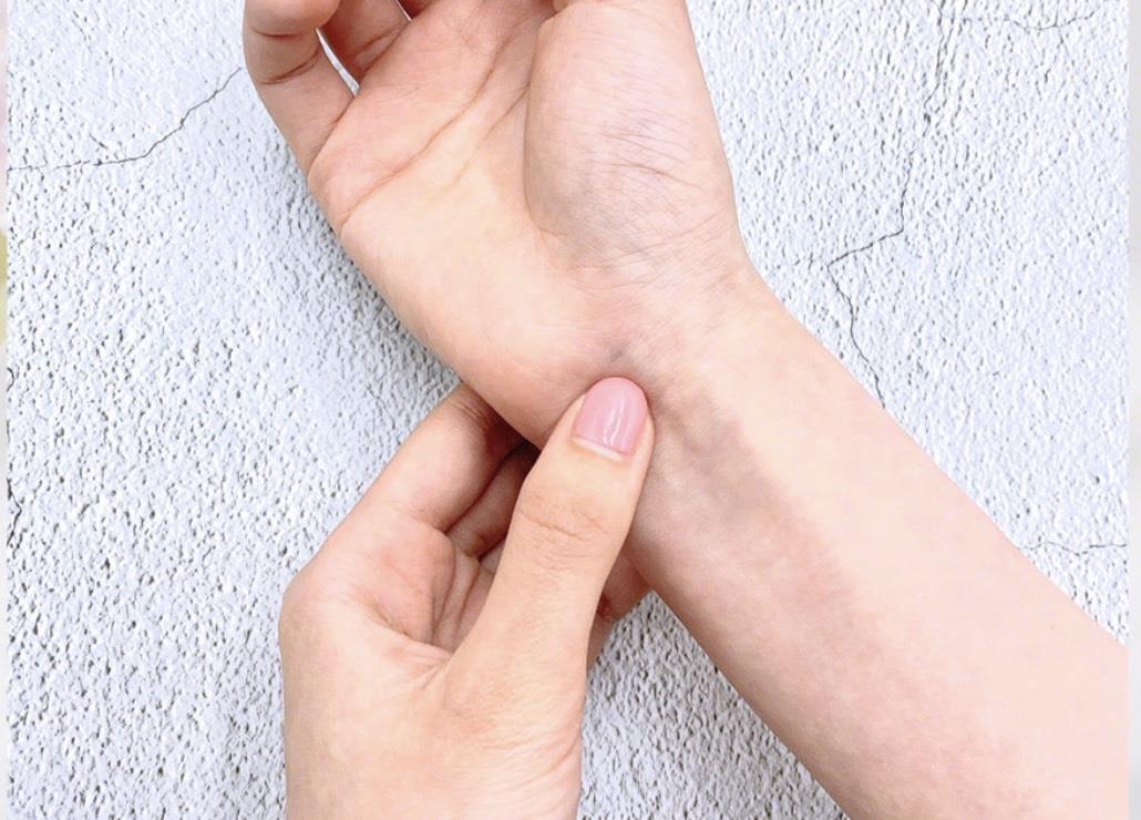 用“按”的美白术:睡前按摩这 4 个穴道,一周告别暗沉肌肤! 内容图4 女神网-大潮社TV实时追踪属于女人新资讯的综合网站! .jpg