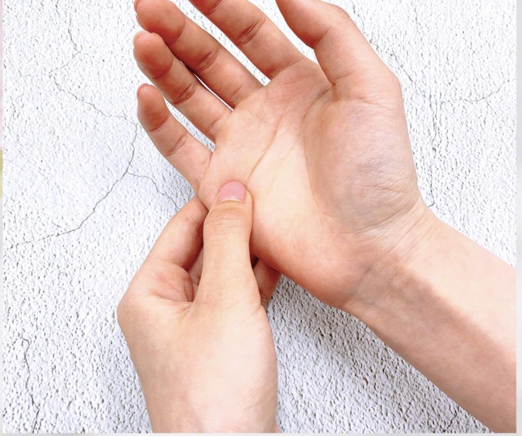 用“按”的美白术:睡前按摩这 4 个穴道,一周告别暗沉肌肤! 内容图5 女神网-大潮社TV实时追踪属于女人新资讯的综合网站! .jpg